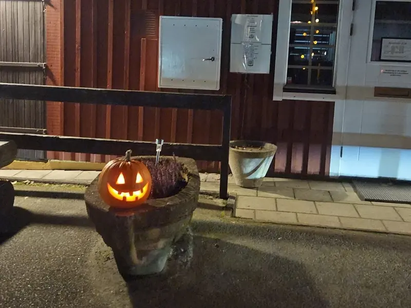 Tänd pumpalykta utanför receptionen en mörk kväll