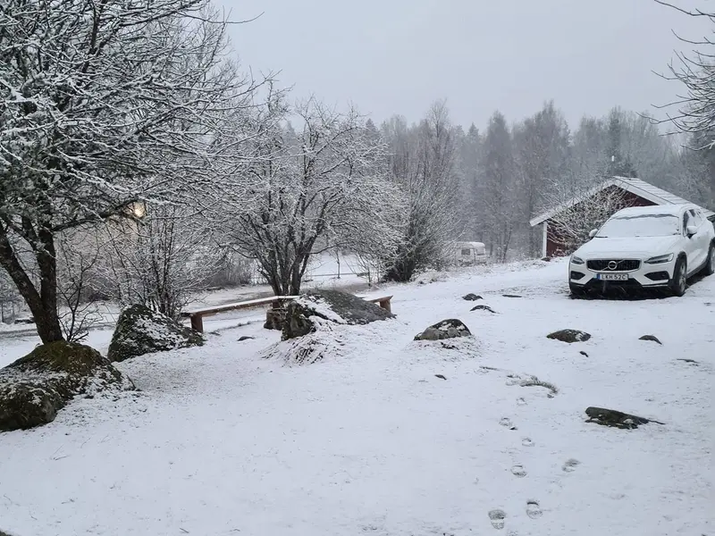 Snötäckt mark vid stugorna en vinterdag